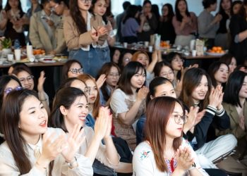 Không khí 8/3 ngập tràn khắp các văn phòng của Kaopiz 