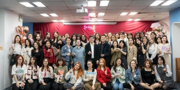 Phái đẹp Kaopiz đắm chìm trong không gian âm nhạc tại private show “Gót hồng”